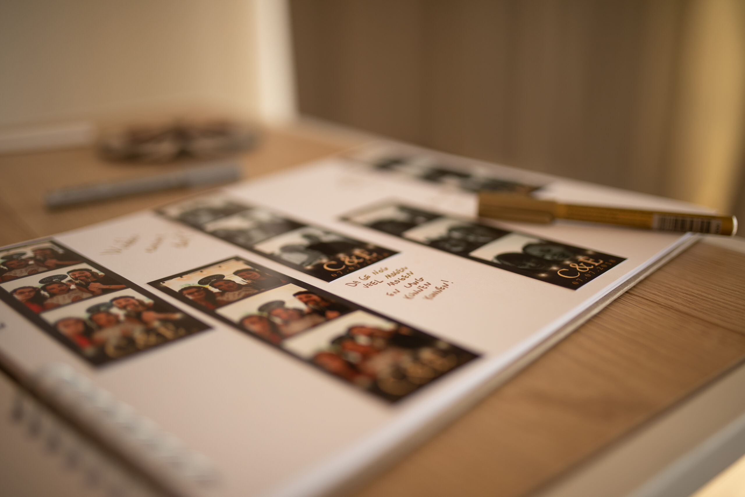 Fotograaf West-Vlaanderen: Trouw- of familiefotografie in Brugge met kleurrijke en zwart-wit fotostrips; close-up van fotoalbum met gouden pen en handgeschreven boodschappen.