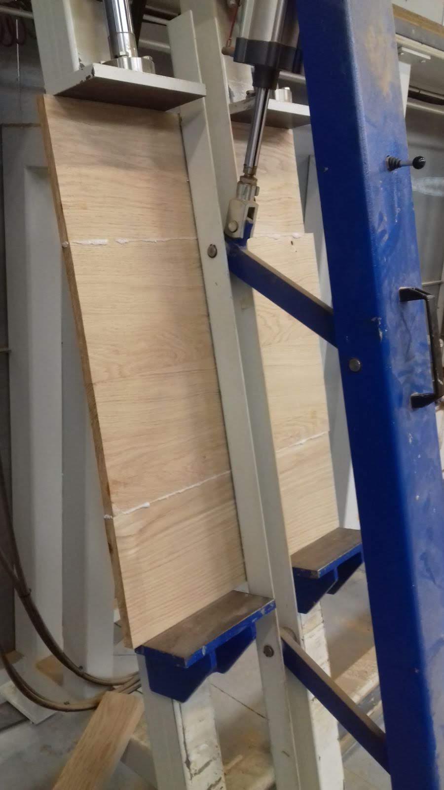 Fotograaf in Brugge, West-Vlaanderen: Trouw- en familiefotografie in een industrieel decor met houten plank in hydraulische pers.