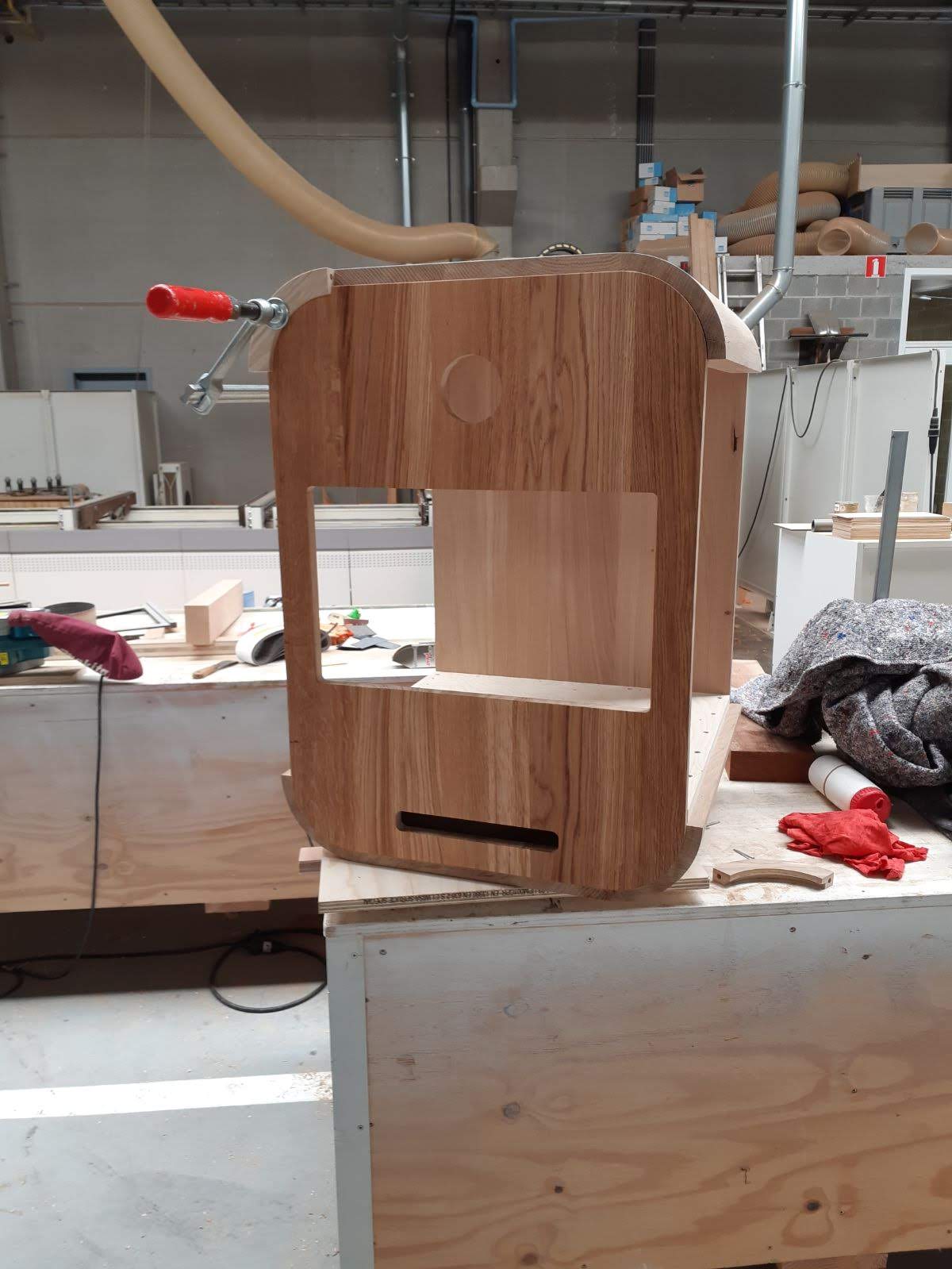 Fotograaf in West-Vlaanderen: Uniek houten kastproject in atelier, vlakbij vastgelegd Brugge. Trouw- en familiefotografie.